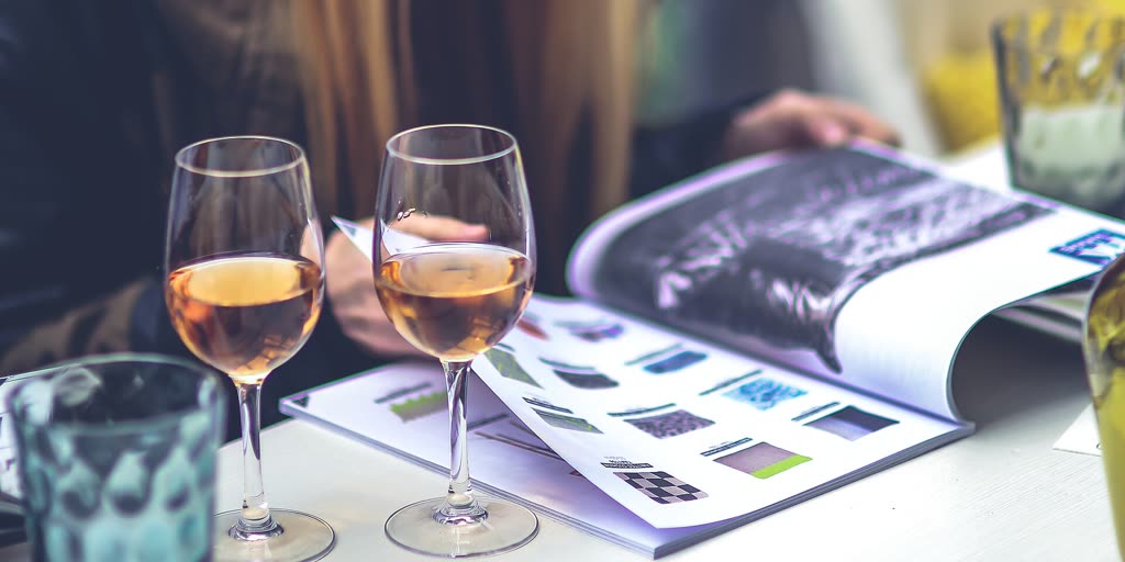 Zwei Gläser Roséwein auf einem hellen Tisch
